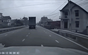Clip: T&agrave;i xế xe container phanh 'ch&aacute;y lốp', xem những gi&acirc;y tiếp theo d&acirc;n t&igrave;nh c&agrave;ng 'n&oacute;ng mặt'