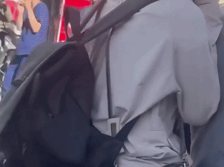 Clip: 3 người phụ nữ đu b&aacute;m tr&ecirc;n nắp ca p&ocirc; &ocirc; t&ocirc; đang di chuyển