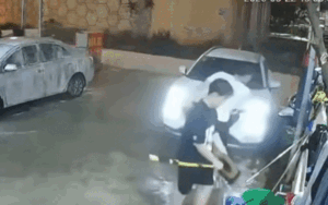 2 thanh ni&ecirc;n vừa đứng dậy sau khi bị &ocirc; t&ocirc; h&uacute;c tr&uacute;ng, diễn biến tiếp đ&oacute; khiến d&acirc;n t&igrave;nh 'ch&aacute;n kh&ocirc;ng buồn n&oacute;i'