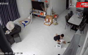 Vừa đi vệ sinh ra, thấy em rơi khỏi v&otilde;ng, b&eacute; trai h&eacute;t l&ecirc;n 4 từ g&acirc;y 'chấn động' c&otilde;i mạng