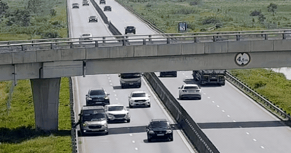 T&agrave;i xế mất 13 triệu đồng, trừ 6 điểm GPLX v&igrave; 'chiều kh&aacute;ch' tr&ecirc;n cao tốc