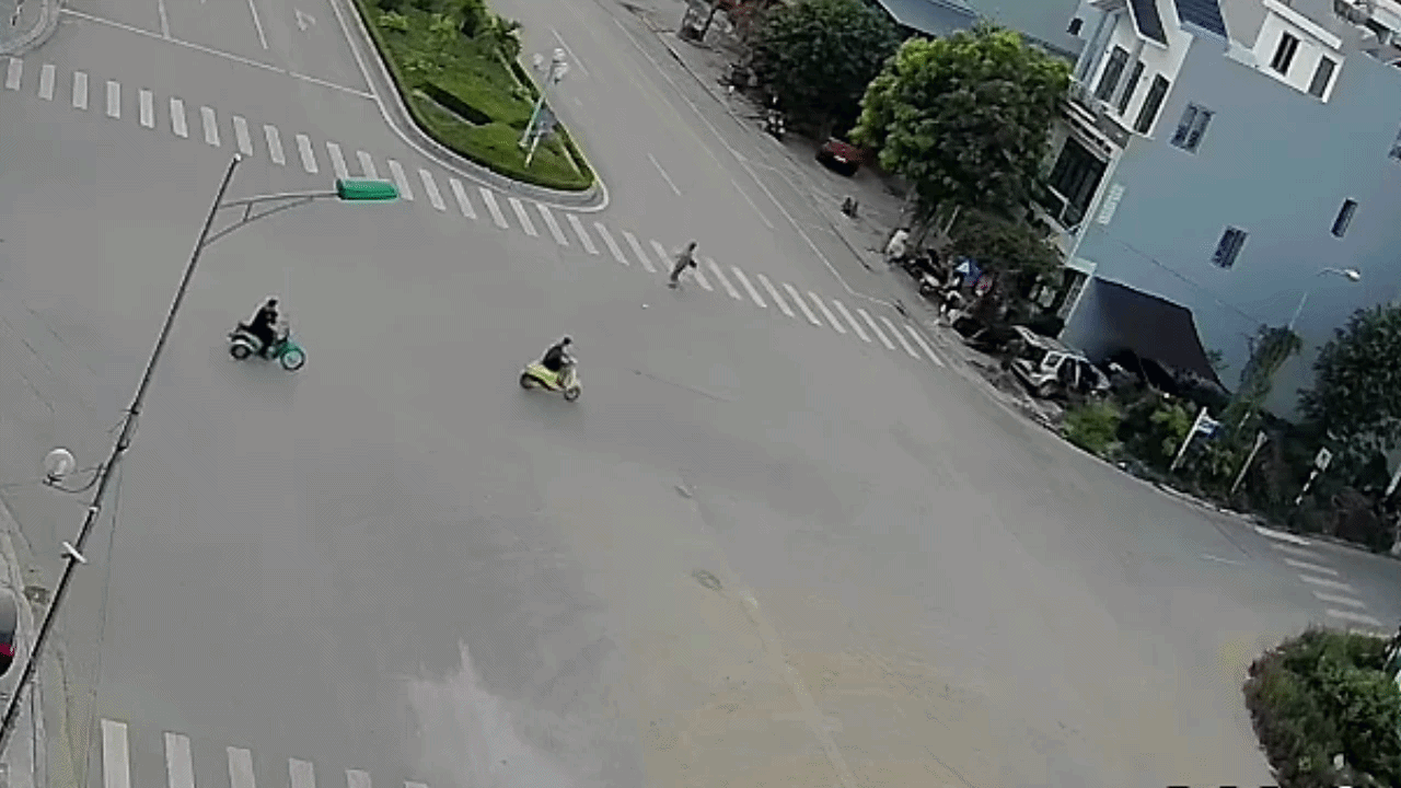 Clip: &Ocirc; t&ocirc; ph&oacute;ng nhanh, đ&acirc;m văng người đi xe m&aacute;y tại ng&atilde; tư