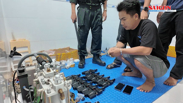Triệt x&oacute;a cơ sở chế tạo vũ kh&iacute; qu&acirc;n dụng tr&aacute;i ph&eacute;p, thu giữ hơn 10.000 linh kiện s&uacute;ng