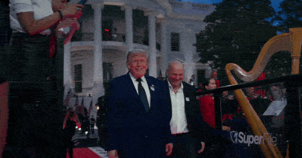 Những h&igrave;nh ảnh ấn tượng trong sự kiện mừng sinh nhật Tổng thống Trump