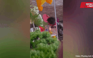 Nam sinh vừa đi học về, diễn biến tiếp theo khiến nhiều người rưng rưng