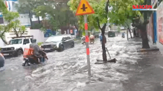 Mưa lớn chiều 16-6, nhiều tuyến đường ở Thảo Điền ngập s&acirc;u
