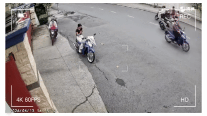 Clip: Hai đối tượng đi xe m&aacute;y giật iPhone của thiếu nữ trước cổng c&ocirc;ng ty