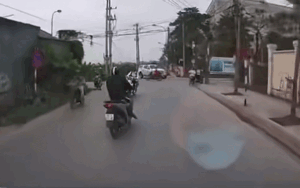 Va chạm với 2 nam sinh, phản ứng của thanh ni&ecirc;n khiến d&acirc;n mạng r&ocirc;m rả b&agrave;n luận