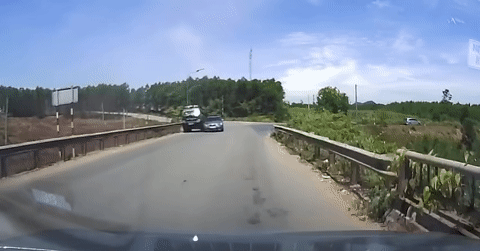 Xe sang BMW nhập l&agrave;n bất cẩn khiến xe tải lật nghi&ecirc;ng kinh ho&agrave;ng