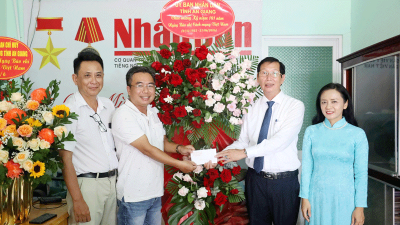 L&atilde;nh đạo tỉnh An Giang thăm, ch&uacute;c mừng Văn ph&ograve;ng đại diện B&aacute;o Nh&acirc;n D&acirc;n