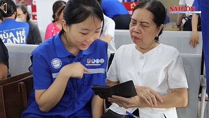 L&atilde;nh đạo TPHCM thăm thanh ni&ecirc;n t&igrave;nh nguyện 'M&ugrave;a h&egrave; số'