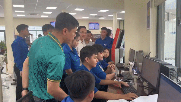 Lãnh đạo TPHCM thăm thanh niên tình nguyện 'Mùa hè số'
