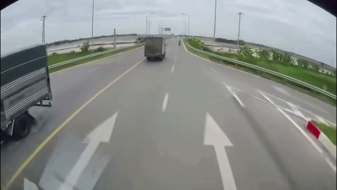 Clip: Taxi h&uacute;c đu&ocirc;i xe tải rồi c&ugrave;ng lao xuống ruộng