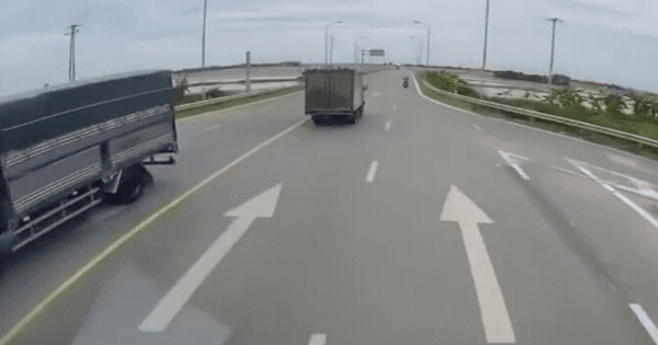 Video xe con t&ocirc;ng xe tải rồi c&ugrave;ng lao xuống mương