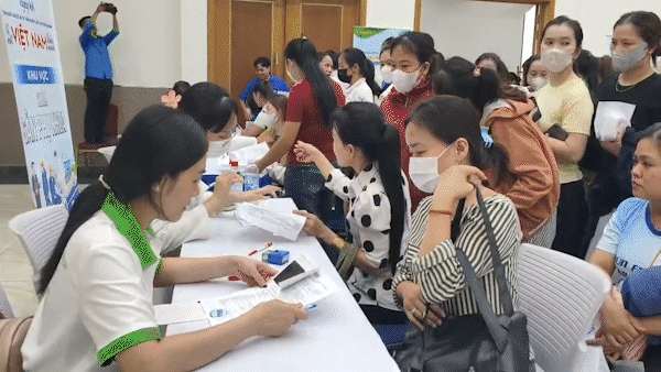 Hơn 2.000 c&ocirc;ng nh&acirc;n được kh&aacute;m sức khỏe miễn ph&iacute;