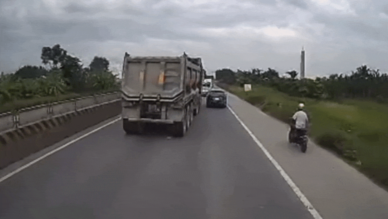 Clip: &Ocirc; t&ocirc; con bị xe ben đ&acirc;m xoay ngang