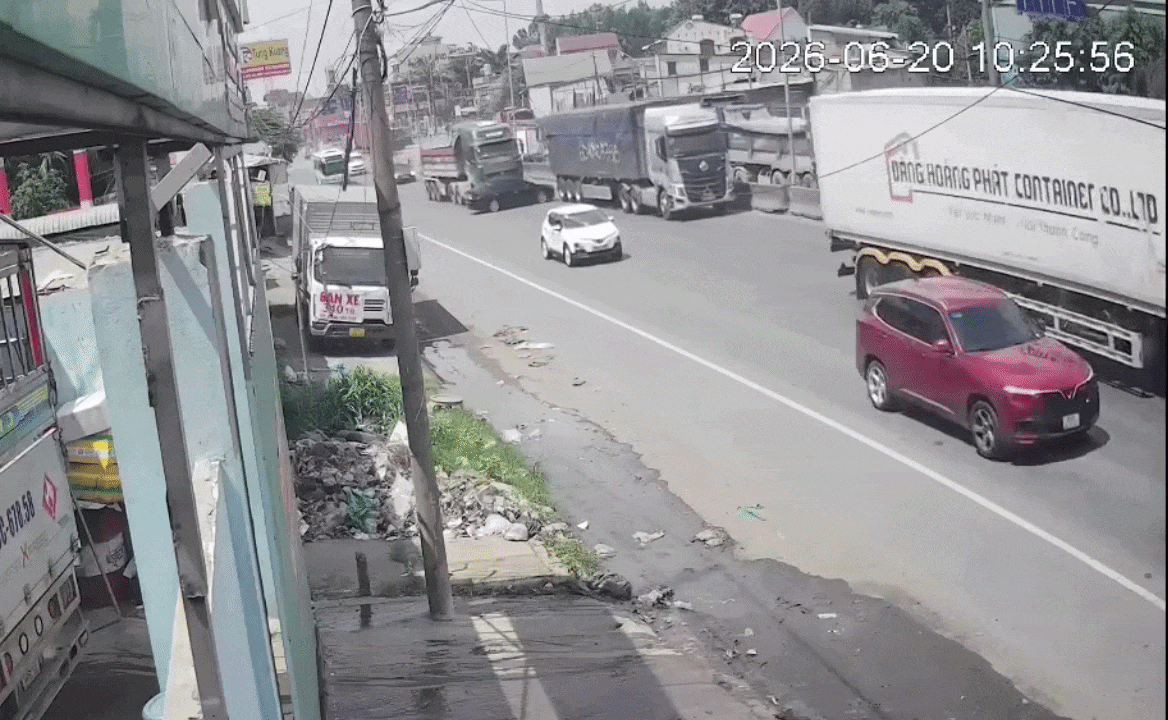 Clip: Ô tô con bị xe ben 'ủi' đi hàng chục mét
