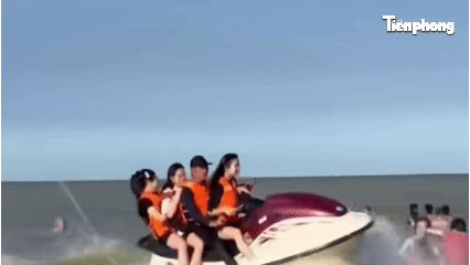 R&ugrave;ng m&igrave;nh cảnh m&ocirc; t&ocirc; nước chở 4 người lao v&agrave;o đ&aacute;m đ&ocirc;ng du kh&aacute;ch tắm biển