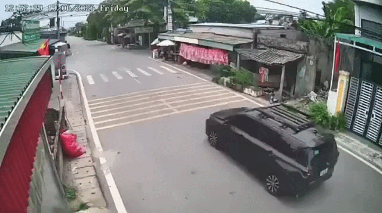 Clip: Ô tô con phóng nhanh qua ngã tư, đâm văng xe tải