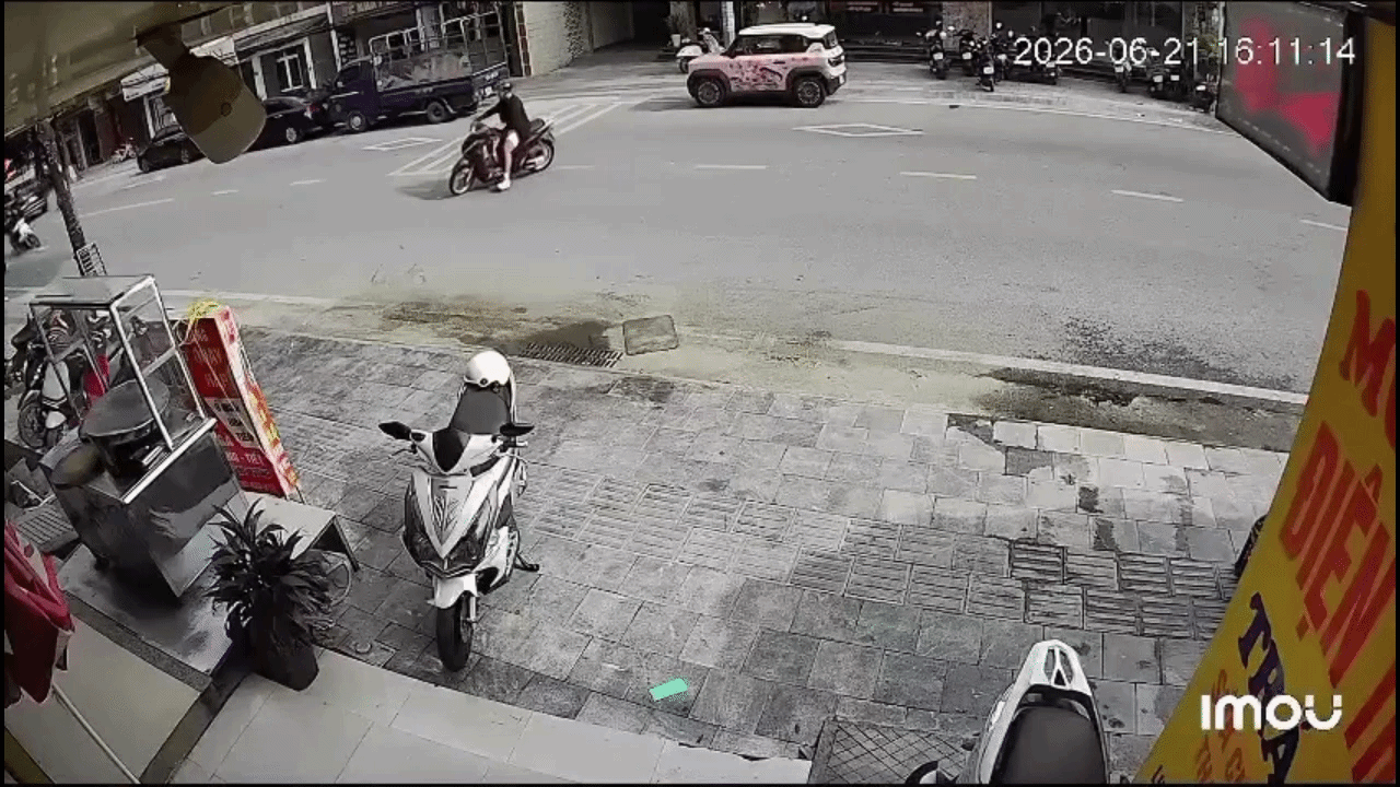 Clip: Xe máy 'kẹp' 5 tông thẳng vào xe sang đường