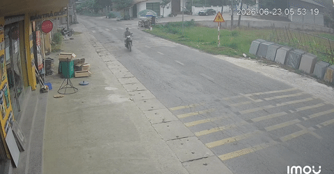 Container đang chạy nhanh bất ngờ rơi bánh xe phía trước, lăn thẳng vào nhà dân