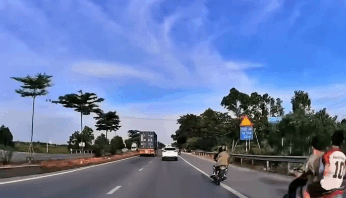 Clip: Hai xe m&aacute;y ph&oacute;ng nhanh, lạng l&aacute;ch gặp tai nạn c&ugrave;ng l&uacute;c