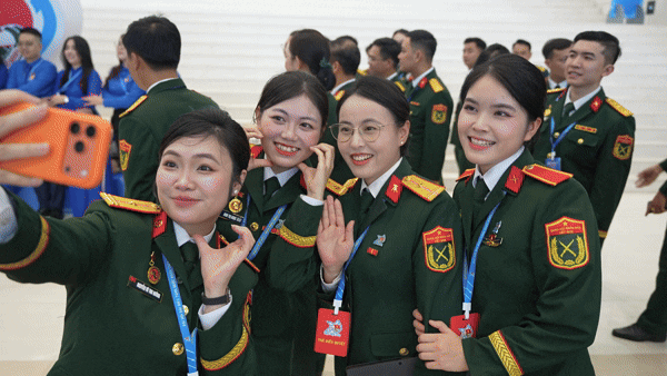 Kh&ocirc;ng kh&iacute; s&ocirc;i nổi lan tỏa ng&agrave;y khai mạc Đại hội Đo&agrave;n to&agrave;n quốc lần thứ XIII