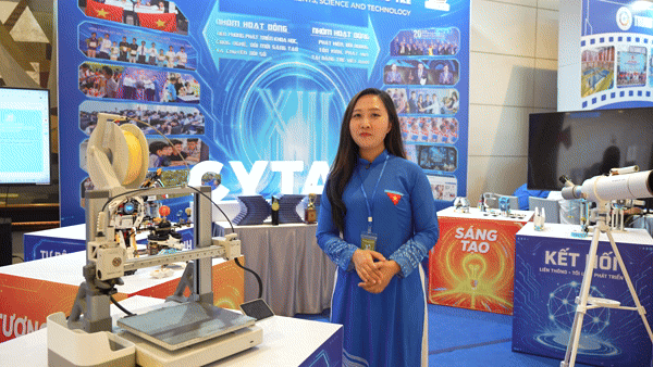 Đại biểu h&agrave;o hứng kh&aacute;m ph&aacute; kh&ocirc;ng gian s&aacute;ng tạo tại Đại hội Đo&agrave;n XIII