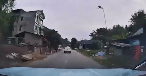T&agrave;i xế phanh d&uacute;i dụi tr&aacute;nh b&eacute; trai đi xe đạp bất ngờ băng qua đường