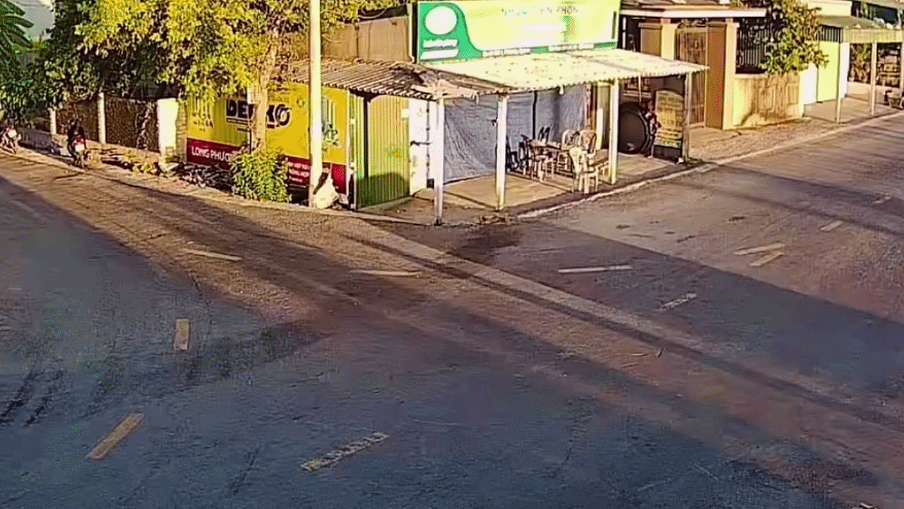Clip: Xe máy 'kẹp' ba lao vào ô tô, một người bị hất vào gầm