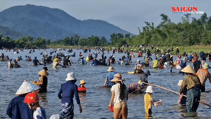 Độc đ&aacute;o lễ hội đ&aacute;nh c&aacute; dưới ch&acirc;n n&uacute;i Hồng Lĩnh
