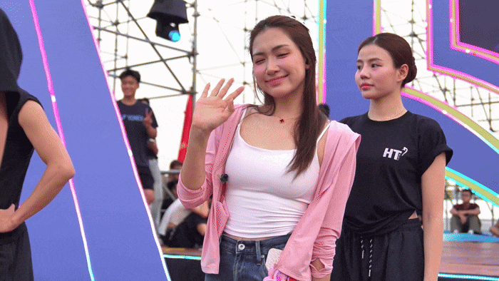 Fan vây kín Hòa Minzy trước giờ diễn concert Thanh xuân