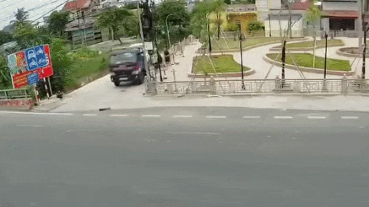 Clip: Xe cứu hộ chở &ocirc; t&ocirc; Lexus tr&ocirc;i xuống s&ocirc;ng