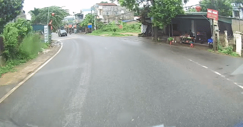 Xe bán tải rẽ kiểu 'cướp đường', ô tô gắn camera phanh 'cháy lốp' tránh tai nạn