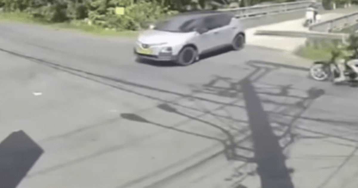 Video người đi xe m&aacute;y v&aacute;c vật d&agrave;i đ&acirc;m thủng k&iacute;nh &ocirc; t&ocirc; tại ng&atilde; tư