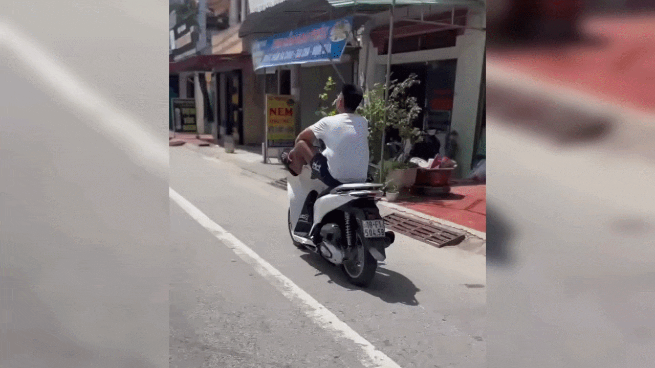 Lái xe SH bằng chân, nam thanh niên bị tịch thu phương tiện