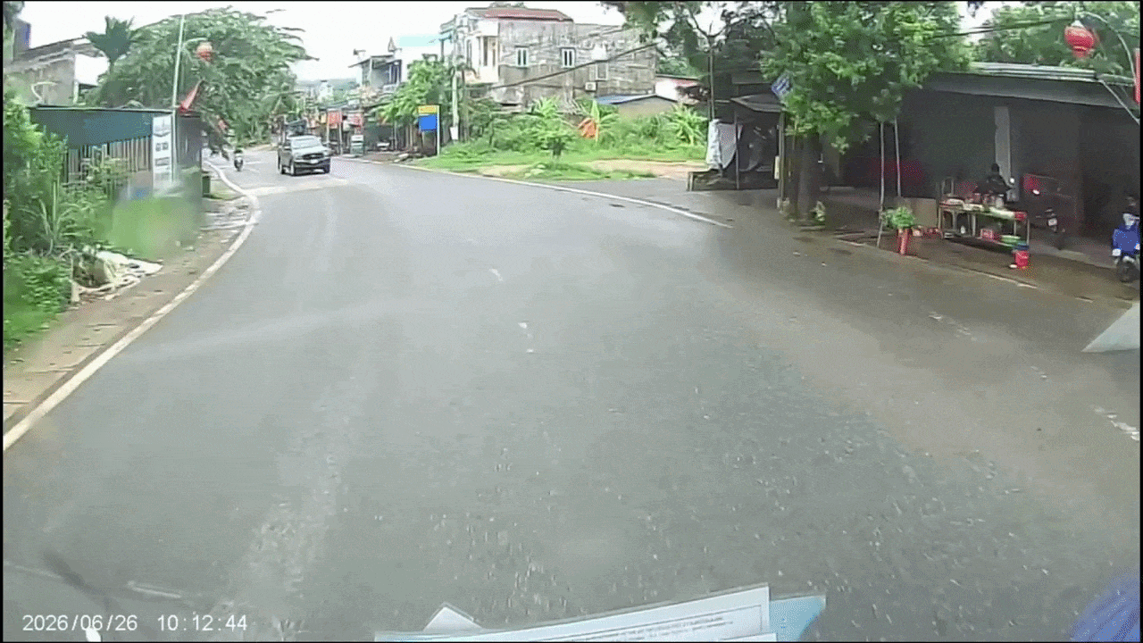 Clip: Bán tải đi 'cướp đường' suýt đâm xe đối diện