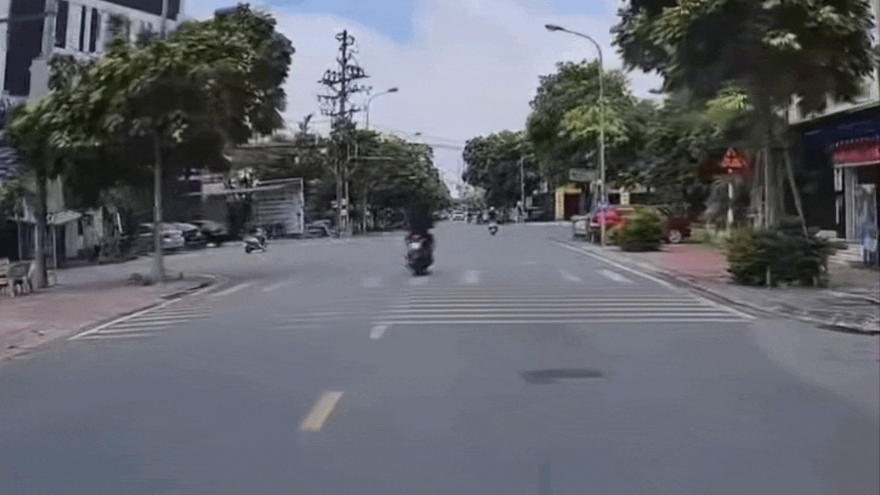 Clip: Xe m&aacute;y đ&acirc;m h&ocirc;ng &ocirc; t&ocirc;, người l&aacute;i văng l&ecirc;n kh&ocirc;ng trung