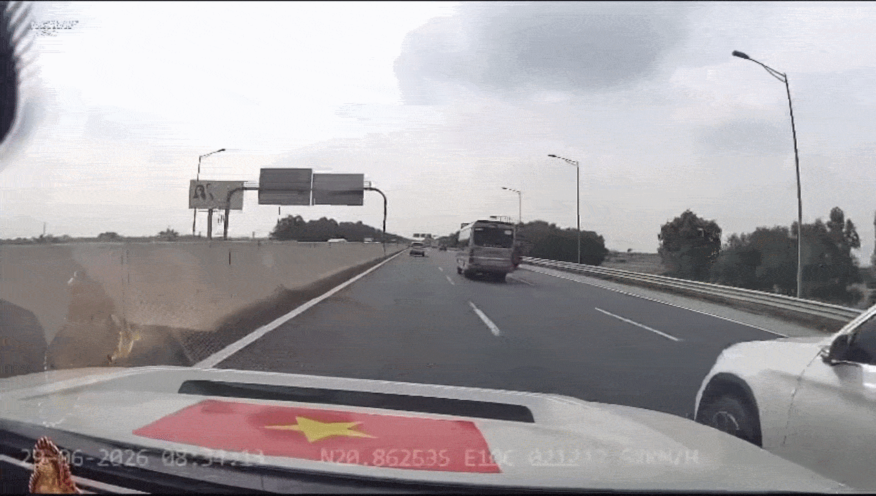Clip: Xe Mercedes vượt ẩu gặp tai nạn liên hoàn trên cao tốc