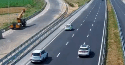 SUV chạy tốc độ cao t&ocirc;ng tr&uacute;ng xe con đang l&ugrave;i tr&ecirc;n cao tốc, 7 người thương vong