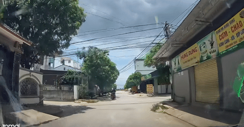 T&agrave;i xế l&aacute;i xe Mazda lao từ ng&otilde; ra tạt đầu xe đi thẳng, mở cốp lấy gậy đe dọa