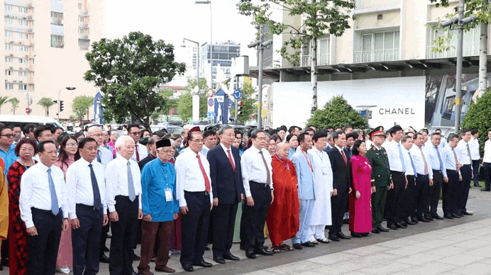 L&atilde;nh đạo Đảng, Nh&agrave; nước v&agrave; TPHCM d&acirc;ng hoa tưởng nhớ Chủ tịch Hồ Ch&iacute; Minh