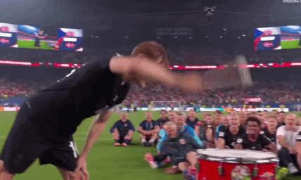 Ai nghĩ ra m&agrave;n ăn mừng dậy s&oacute;ng World Cup