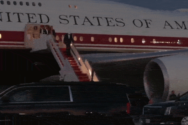 &Ocirc;ng Trump 'hết lời' ca ngợi chuy&ecirc;n cơ mới do Qatar tặng