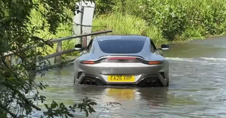 Siêu xe Aston Martin chết máy khi tài xế cố vượt đoạn đường ngập nước