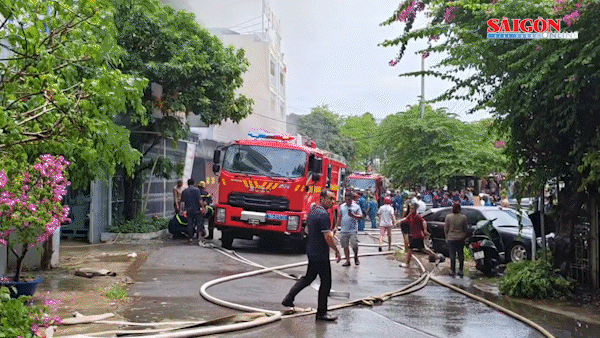 Kh&aacute;nh H&ograve;a: Ch&aacute;y kho chứa đồ nhựa, thi&ecirc;u rụi nhiều h&agrave;ng h&oacute;a