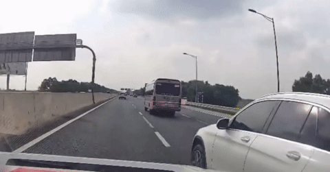 Xe Mercedes vượt ẩu g&acirc;y tai nạn li&ecirc;n ho&agrave;n tr&ecirc;n cao tốc H&agrave; Nội - Hải Ph&ograve;ng