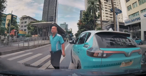 T&agrave;i xế taxi vượt ẩu, chặn xe đ&aacute;nh người giữa phố