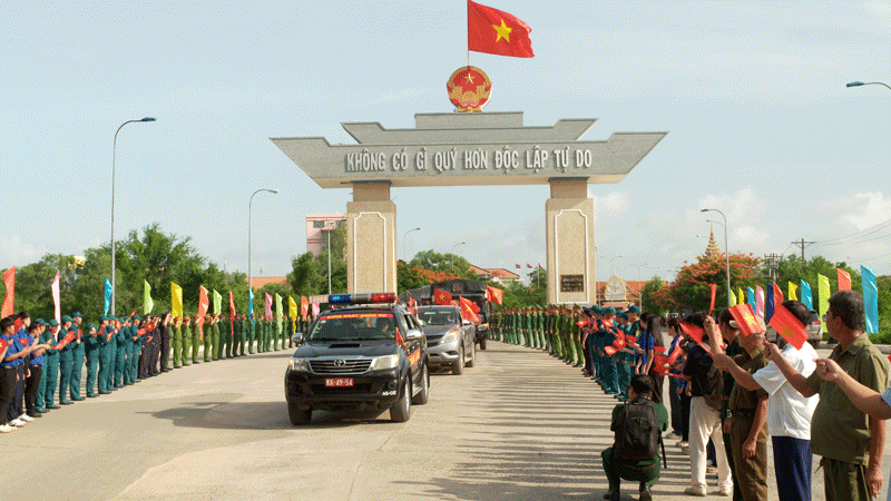 Đ&oacute;n những người đi t&igrave;m đồng đội trở về đất mẹ
