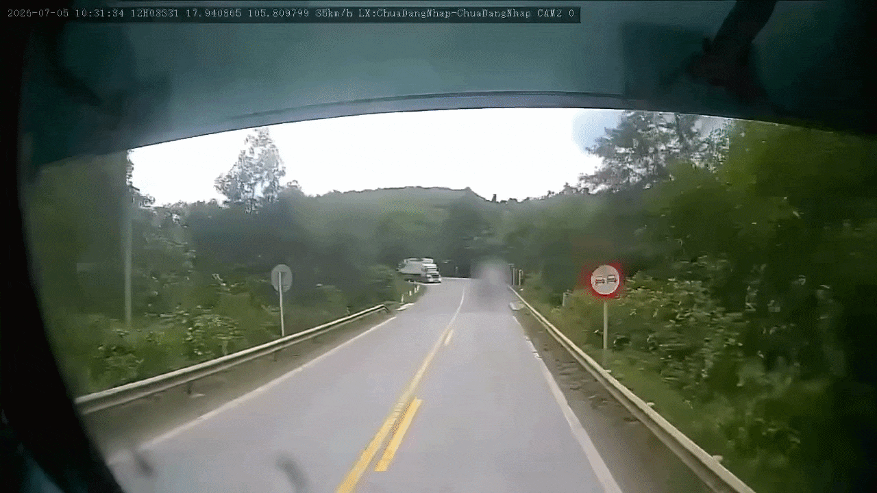 Clip: Xe đầu kéo lật nghiêng ở khúc cua, container lao vào xe đối diện